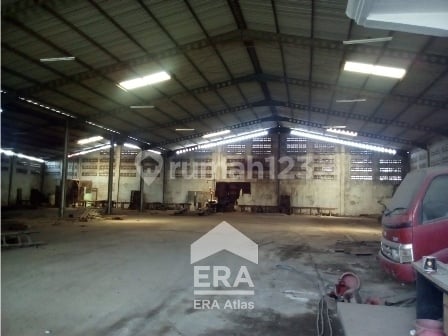 Strategic Warehouse on Wolter Monginsidi St., Semarang. Strategic Warehouse on Wolter Monginsidi St., Semarang.