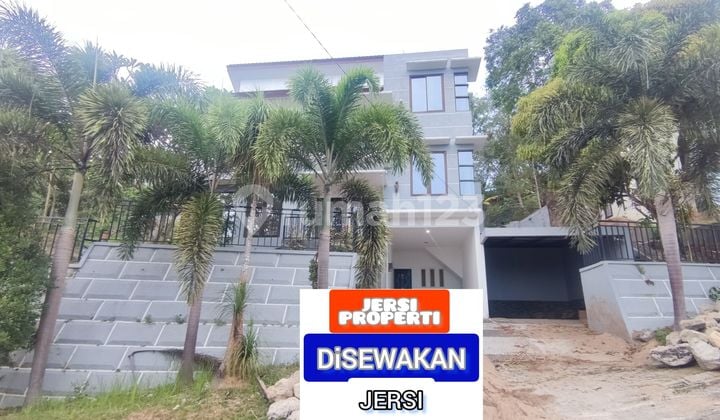 RUMAH SEWA UNTUK KANTOR DIPERUMAHAN PEMANDANGAN INDAH SAMARINDA 0514