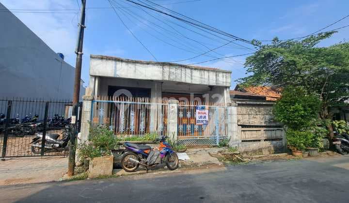 For sale old house in Jelambar area, land measurement included.