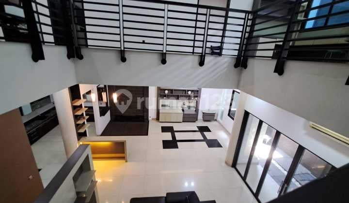 Second-hand House in Solid Building Condition, Green Ville, West Jakarta