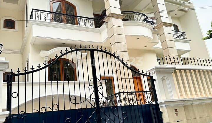 Rumah 2 Lantai Baru Sertifikat Hak Milik di Jln Pondok Indah, Jakarta Selatan