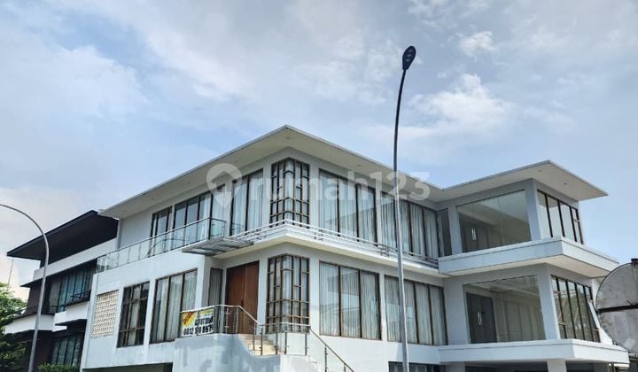 Rumah Dijual Bangunan Mandiri Kolam Renang Dalam Rumah The Icon BSD Cluster Verdant Ville Posisi Hoek 3Lt