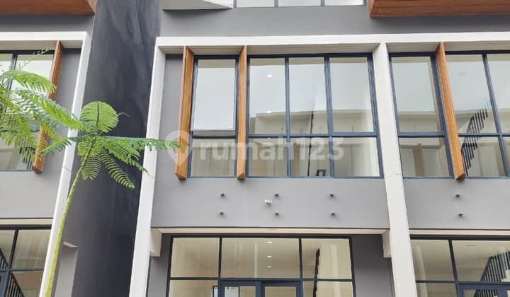 Disewakan Ruko 3 Lantai Lokasi Terdepan West Village Tahap 1, BSD