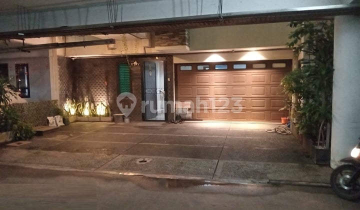 Dijual Rumah Kemayoran, Semi Furnish, Luas 9X17 Meter, Kode :16688 Js