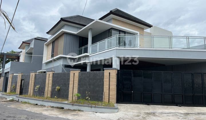 Dekat Ugm dan Jl Kaliurang Jogja, Rumah 2 Lantai Full Furnish