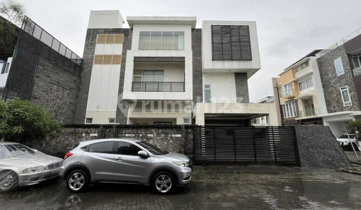 Dijual Villa Hook Dan Gandeng di Komplek Cemara Asri