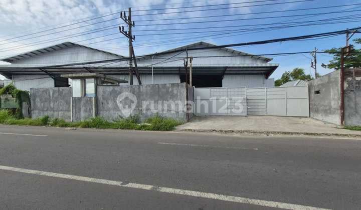 Strategic Location Warehouse at Zero Point of Menganti Main Road