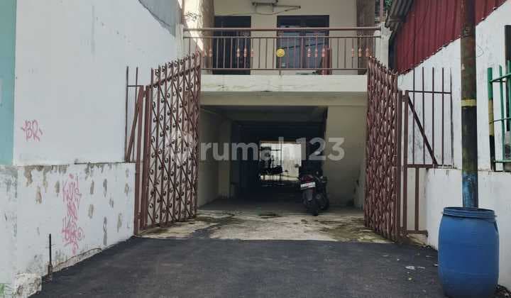 Rumah 2 Lantai Clasik Hitung Tanah di Gempol Ceger Cipayung Jakarta timur