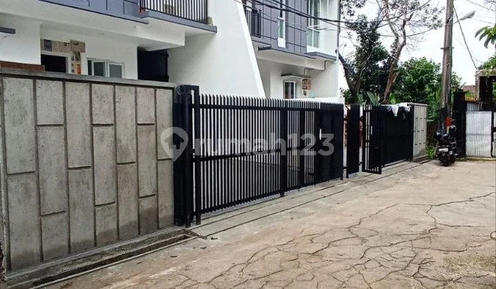 Rumah 2 Lantai Baru Murah Semi Furnish Bebas Banjir di Jatiwaringin Pondokgede