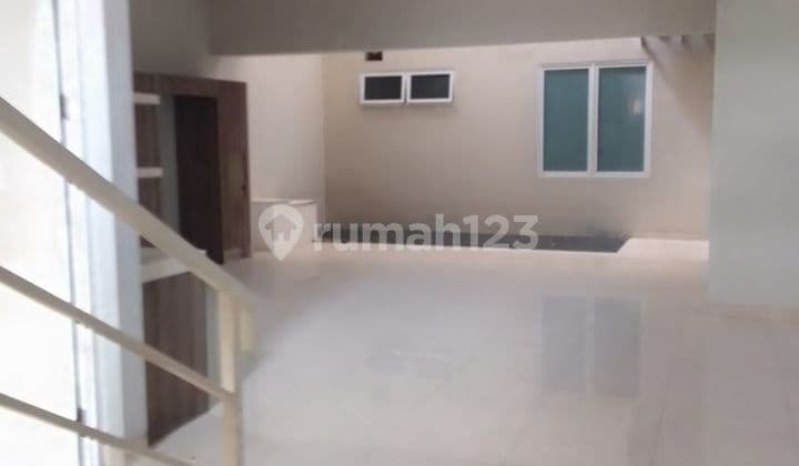 Disewakan rumah cantik dua lantai siap huni pondok indah