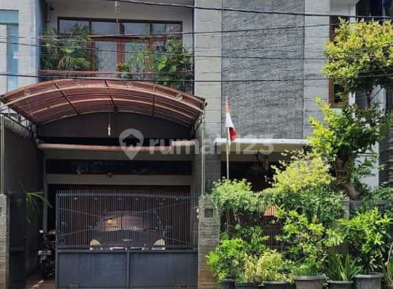 Disewakan Rumah 2 Lantai Dalam Komple Senayan