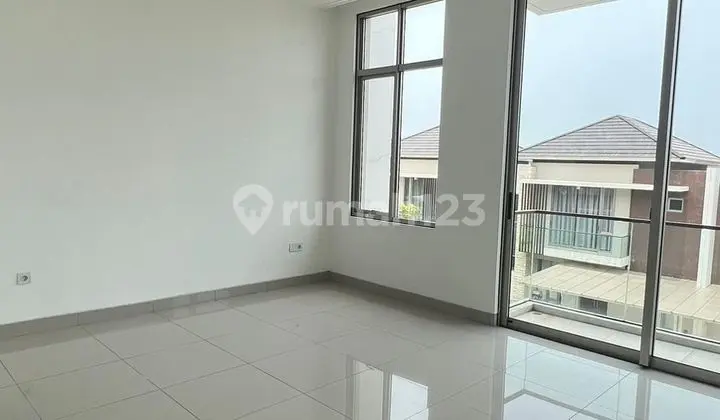 Langsung View Danau! Rumah Mewah 2,5 Lantai Uk 250M2 di Pik 2.
