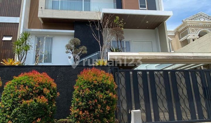 Independent Building. Modern Minimalist 4-Story House in PIK 1