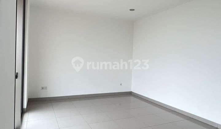 Langsung View Danau! Rumah Mewah 2,5 Lantai Uk 250M2 di Pik 2.