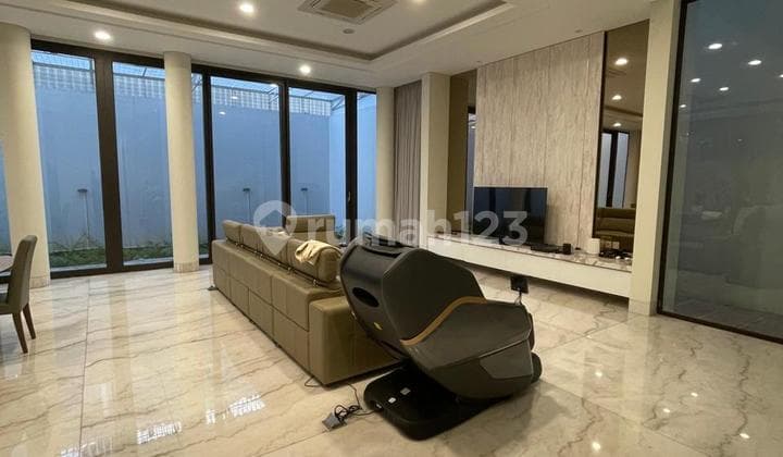Bangunan Rumah Mewah 2.5 Lantai Di Cluster Elite Pik