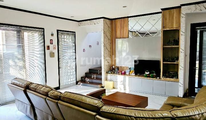 Dijual rumah 2 lantai di Graha Family Semi Furnish, Bagus & Siap Huni