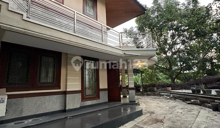 Dijual Rumah 2 Lantai Lokasi Graha Family Blok Favorit Semi Furnish