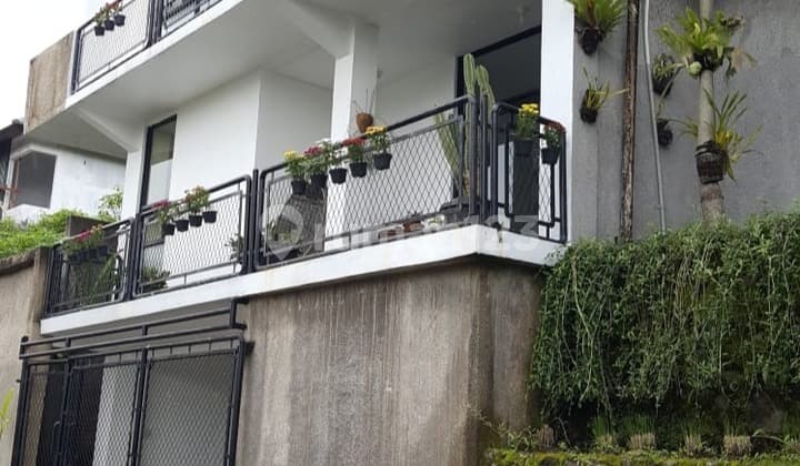 Turun Harga! Dijual Rumah Mewah 4 Lantai di Cikutra