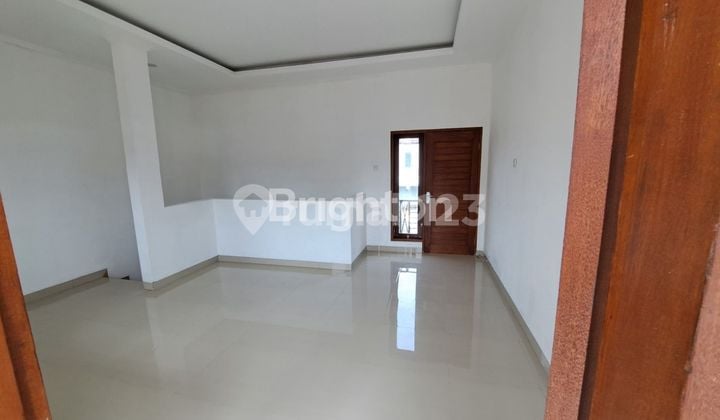 Bangunan 2 lantai cocok untuk kantor atau tempat usaha lainnya dipinggir jalan raya diarea Denpasar Timur