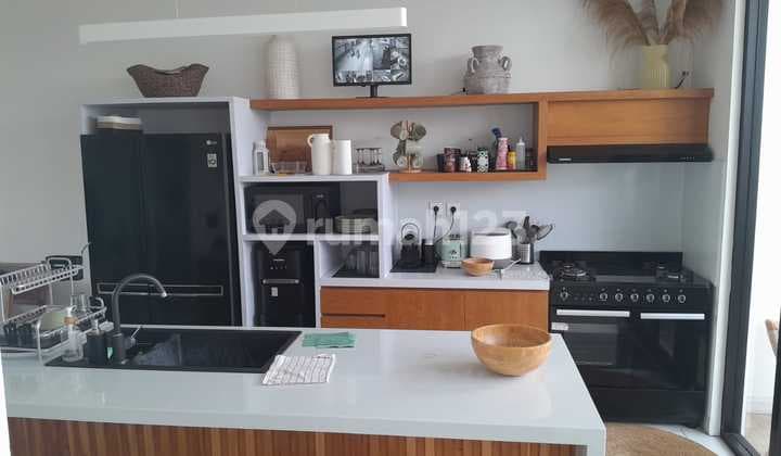 Rumah Semi Villa Full Furnished Dengan Balkon Untuk Bersantai Dan Garden Lingkungan Tenang Dan Nyaman Dilokasi Strategis Yang Dekat Supermarket,rs,mall Dan Wisata Pantai Diarea Kuta