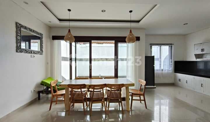 Rumah Tinggal 2 Lantai Full Furnished Dengan Swimming Pool Dan Gazebo Ditengah Kota Denpasar Lokasi Strategis Bebas Banjir,dekat Dengan Pusat Kuliner,mall,sekolah Universitas,rsu Dan Wisata Pantai Diarea Denpasar Selatan