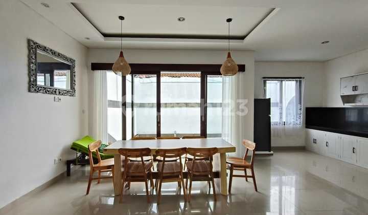 Rumah Tinggal 2 Lantai Full Furnished Dengan Swimming Pool Dan Gazebo Ditengah Kota Denpasar Lokasi Strategis Bebas Banjir,dekat Dengan Pusat Kuliner,mall,sekolah Universitas,rsu Dan Wisata Pantai Diarea Denpasar Selatan