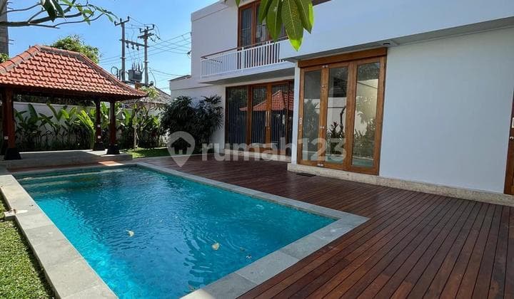 Villa 2 Lantai 3 Br Fully Furnished With Garden & Pool Dilingkungan Tenang Dan Nyaman Lokasi Buduk