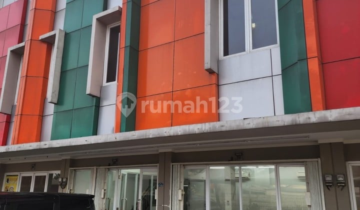 Ruko Gandeng di Pasar Modern Graha Raya sudah dibobok tengah, area dalam plong dan luas