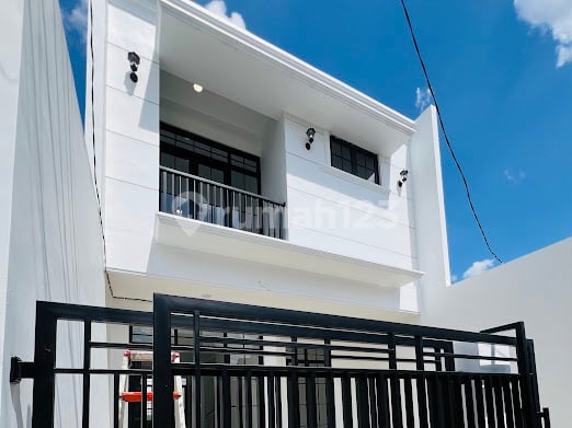 Rumah Cantik Brand New Klasik Siap Huni di Kencana Loka Bsd