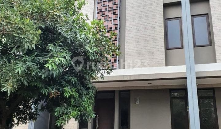 RUMAH CANTIK DI BSD CITY 3 LANTAI SIAP HUNI LOKASI STRATEGIS