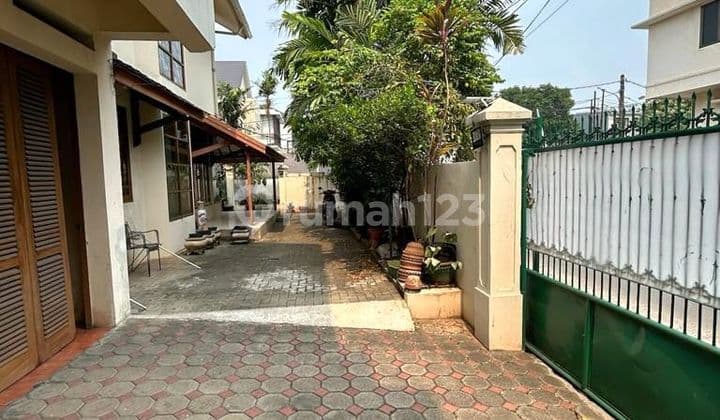 Turun Harga! Rumah Terawat Baik Hoek Kebayoran Baru Jakarta