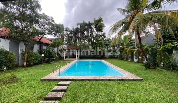 Rumah Nyaman Taman Belakang Super Luas Strategis Kemang Jakarta