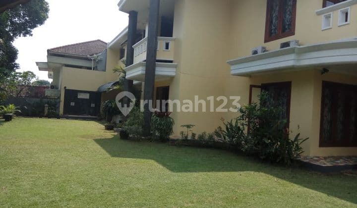 Rumah Asri halaman luas di Bukit Cinere