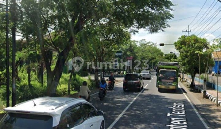 Strategic land by the roadside in Kediri city.