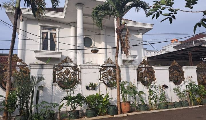 Rumah Megah dan Cantik di Bukit Cirendeu