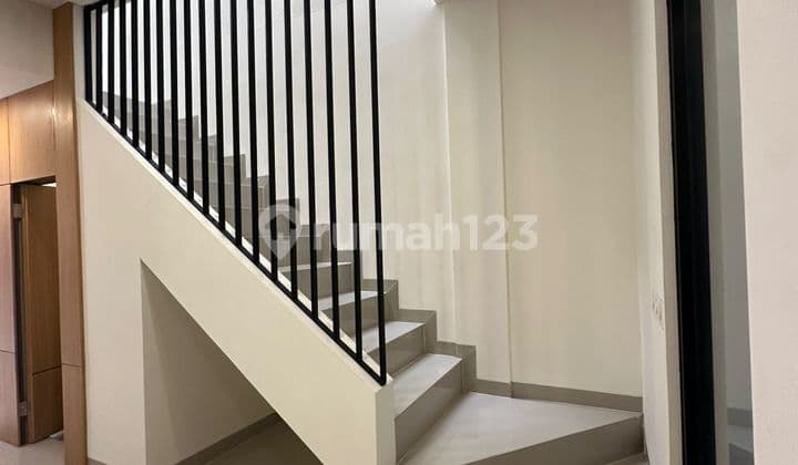 Rumah 2 Lantai Bangunan Mandiri Medang Lestari Gading Serpong