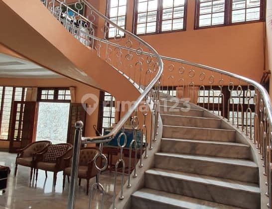 Di Jual Rumah Megah Kokoh Tahan Gempa di Palmerah Lokasi Strategis 2 Lantai Full Marmer Rumah Bagus SHM di Palmerah