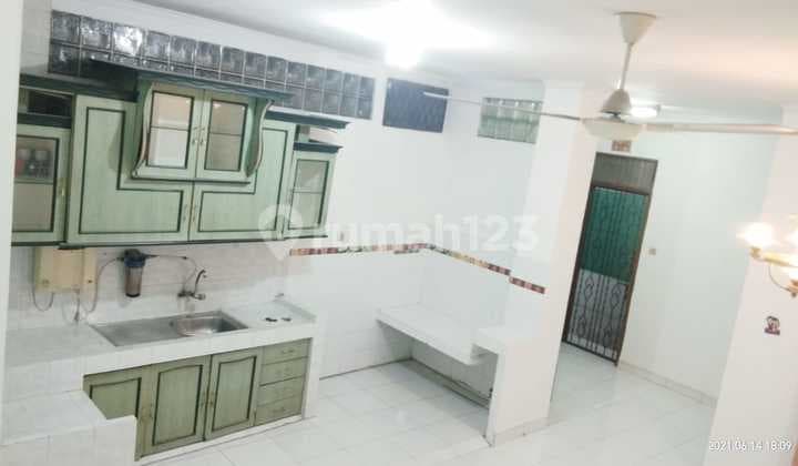 For Sale: Comfortable 3-Story House in Full Hook Position, Neat and Ready to Occupy, Semi-Furnished, SHM - Good Ownership Certificate in Jelambar Ilir, Jelambar.