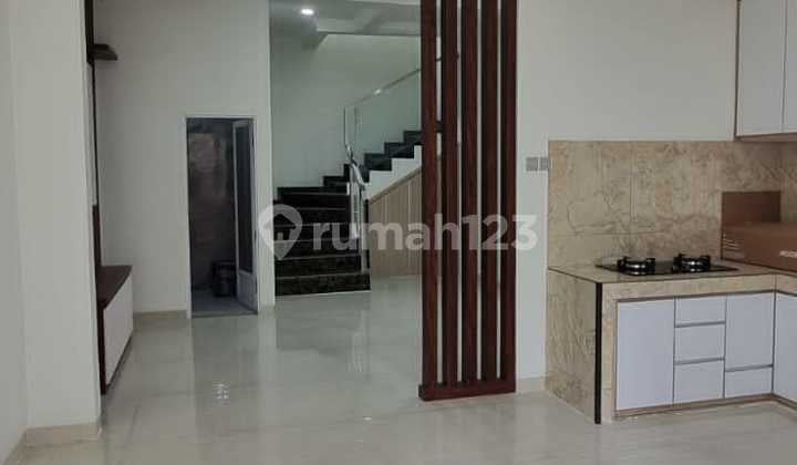 Rumah Baru Bagus Sekali Ada Taman Menawan