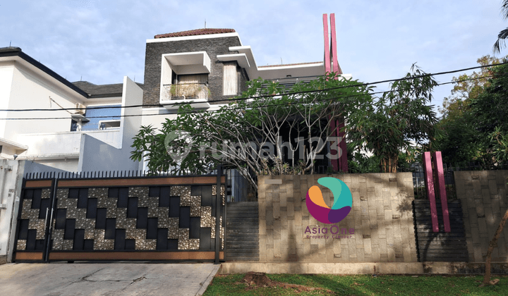 Rumah 3 Lantai Semi Furnished di Bukit Golf Cibubur, Jakarta Timur