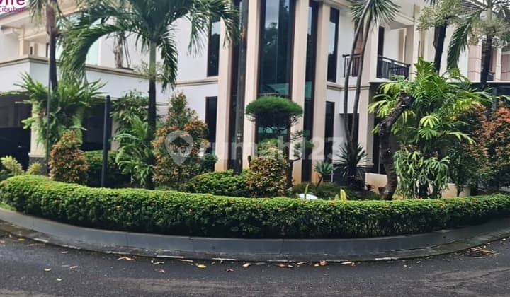 Rumah Mewah dan Elegan Semi Furnished Kota Wisata, Jakarta Timur