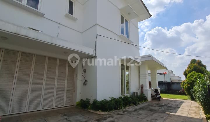 Rumah Cantik Dengan Kolam Renang Cipete