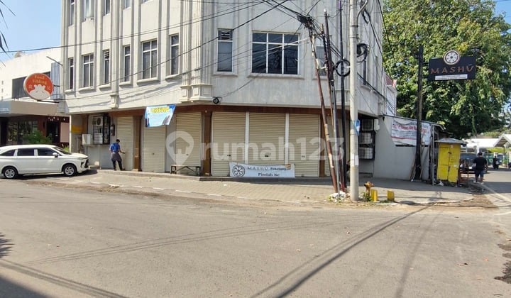 Ruko di Jl. Kembar No. 131, Pekalipan, Pekalipan, Kota Cirebon, Jawa Barat, Indonesia, 45117, Cirebon Kota Furnished