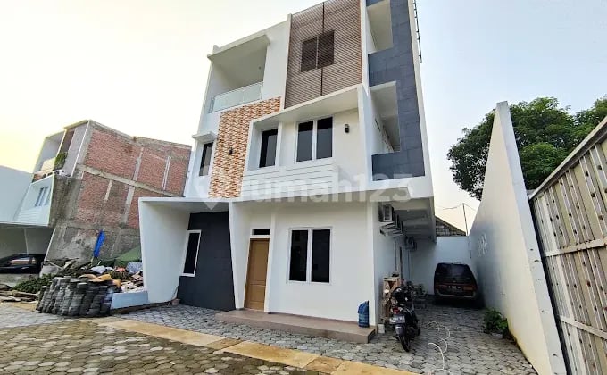 Rumah Dalam Perumahan Dekat Mall Buaran