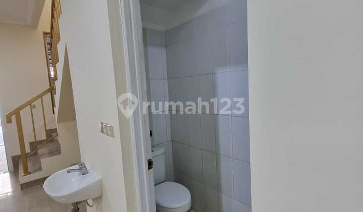Rumah Mewah Lokasi di Duta Garden Cluster Beverly Hills 75 Tangerang