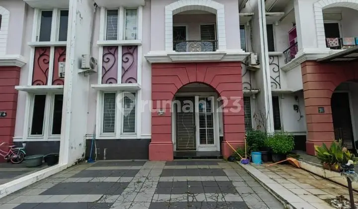Two-story house in the Lavder cluster.