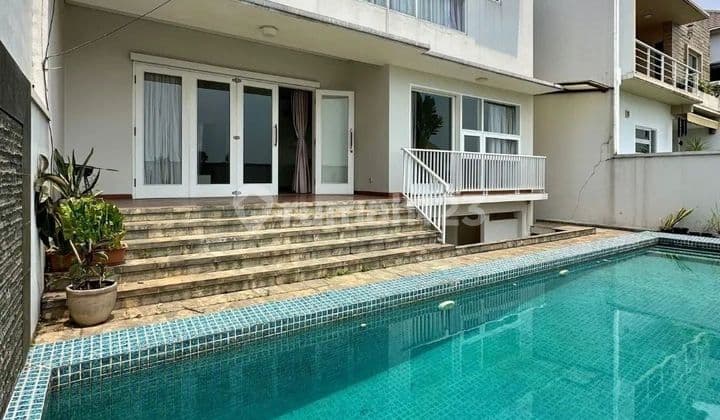 Rumah Bagus modern tropical Kolam renang di Lebak Bulus
