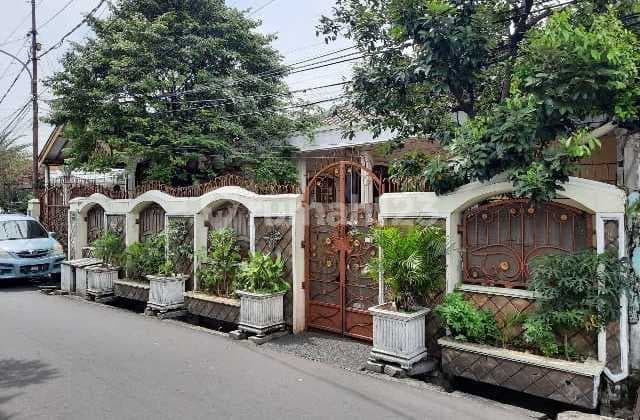 Rumah Bagus Lokasi Strategis di Utan Kayu Selatan Jakarta Timur