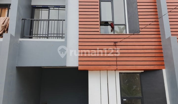 Rumah Baru Townhouse 2 Lantai Siap Huni Area Celentang Dekat Sako