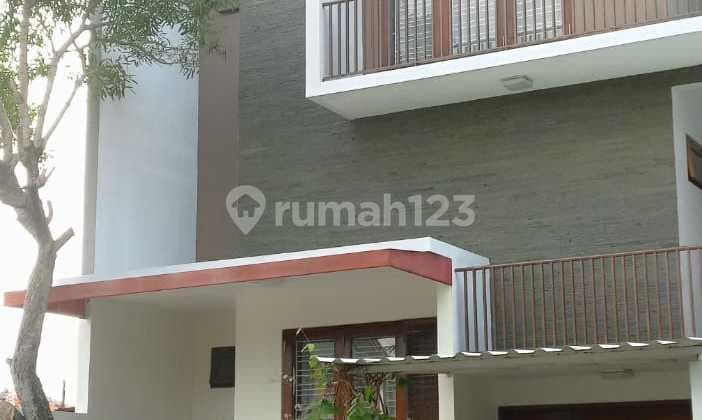 Ready-to-Occupy 2-Story House in a Cluster, Near Blok A MRT Station